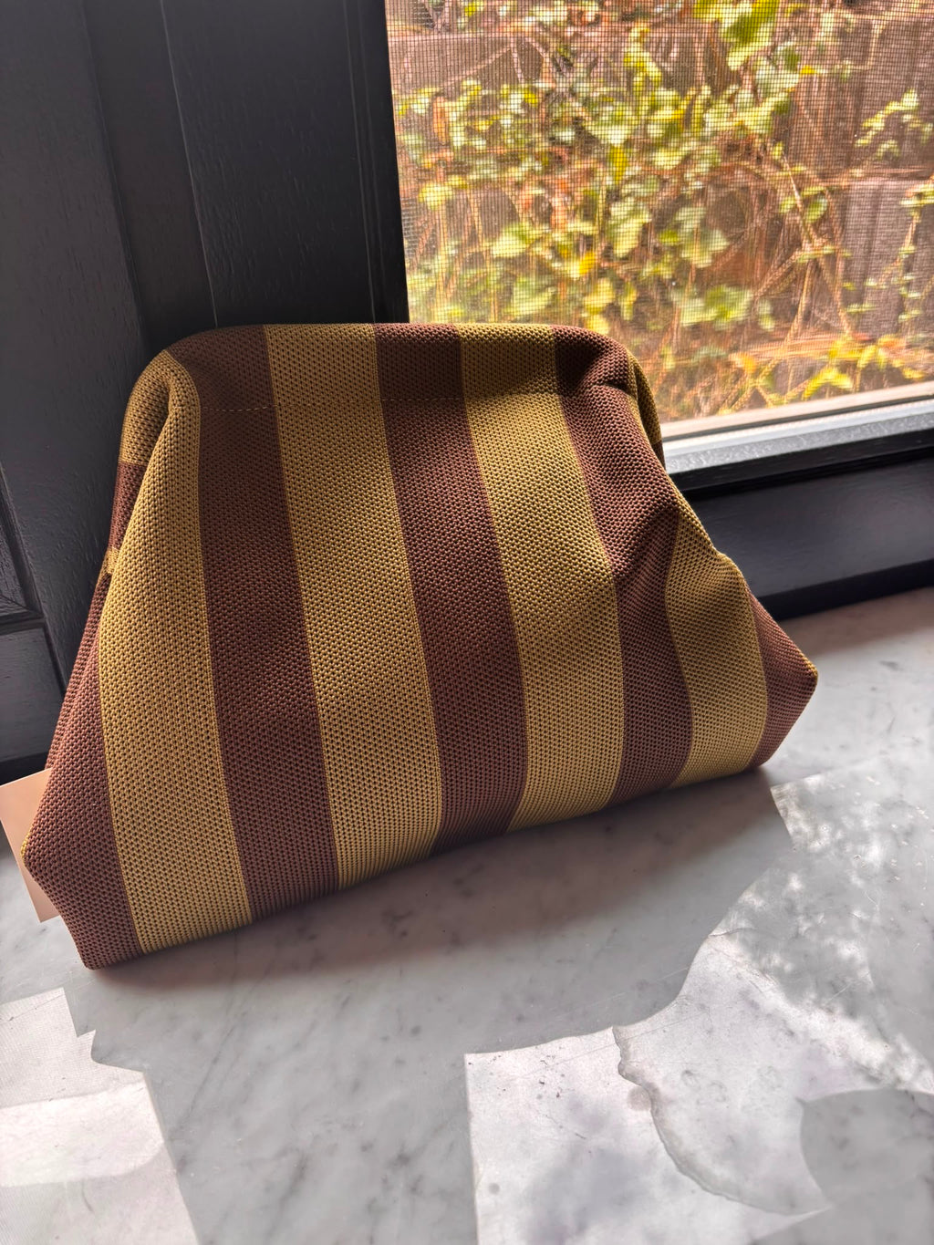 Gestreifte Strick-Clutch