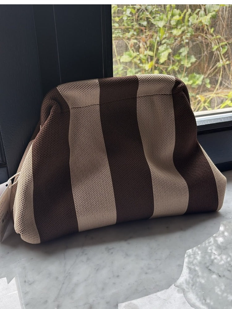 Gestreifte Strick-Clutch