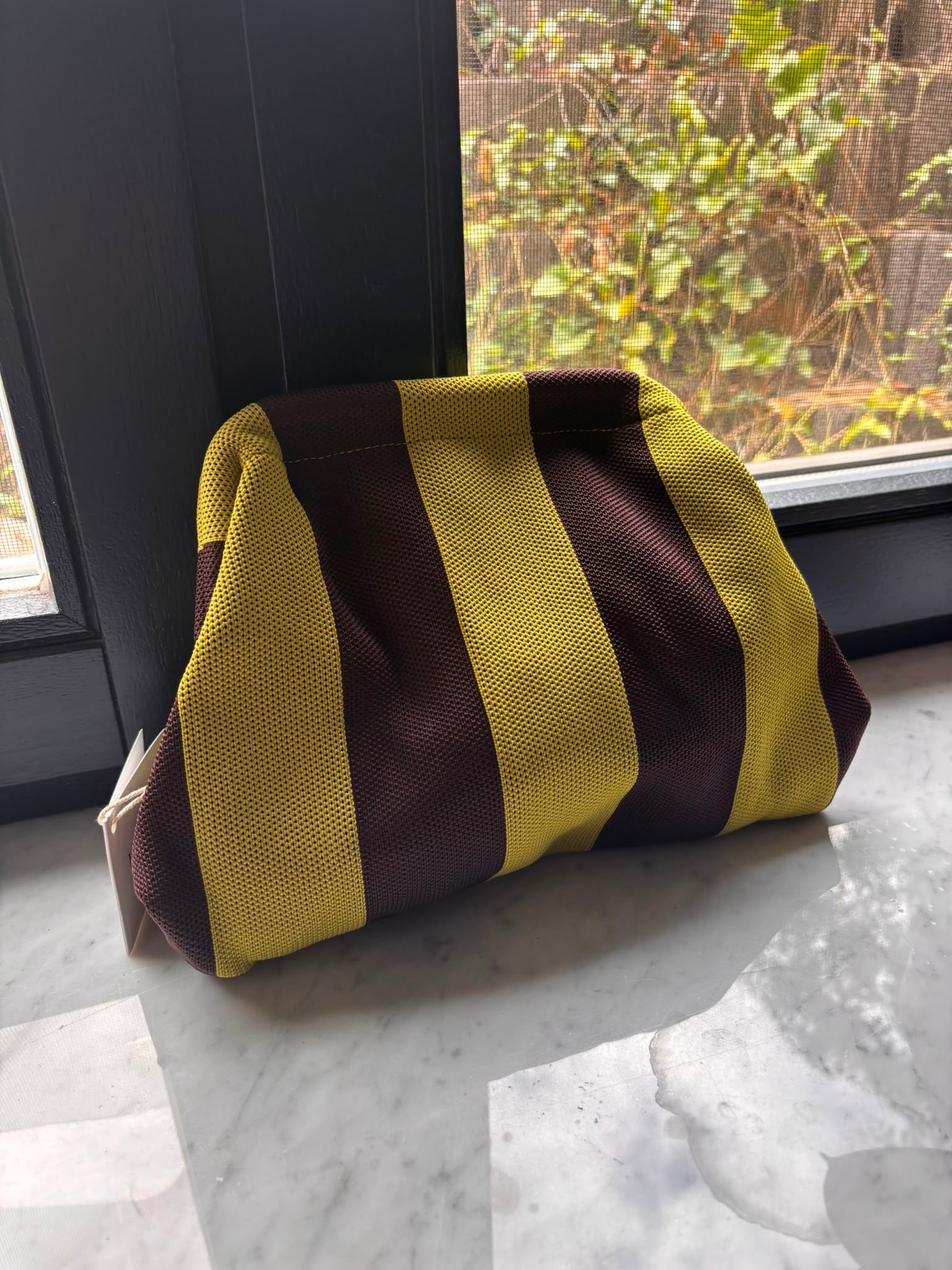 Gestreifte Strick-Clutch